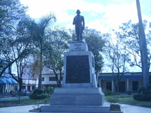 Bayamo: Parque Cespedes, statua di Carlos Manuel de Cspedes - clicca per ingrandire